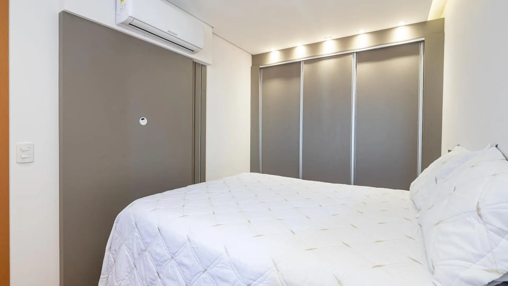 Apto Completo Com Vista Mar Pe Na Areia Em Barra Velha Em Condominio Resort Com Spa, Piscina, Quadra De Futebol, Sala De Jogos, Brinquedoteca, Complexo Com Diversos Comercios 巴西